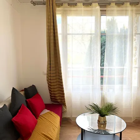 Sous Bois Tres En Plein Centre Et Verdure Apartment